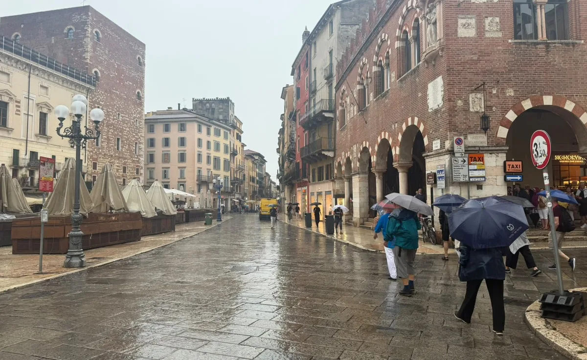 Nach zwei Stunden ist die Führung vorbei – und der Regen lässt langsam nach. Bleibt zu hoffen, es ist bis am Abend trocken, für ein unvergessliches Opern-Erlebnis. Aufnahmen der Lesereise nach Verona im August 2026.