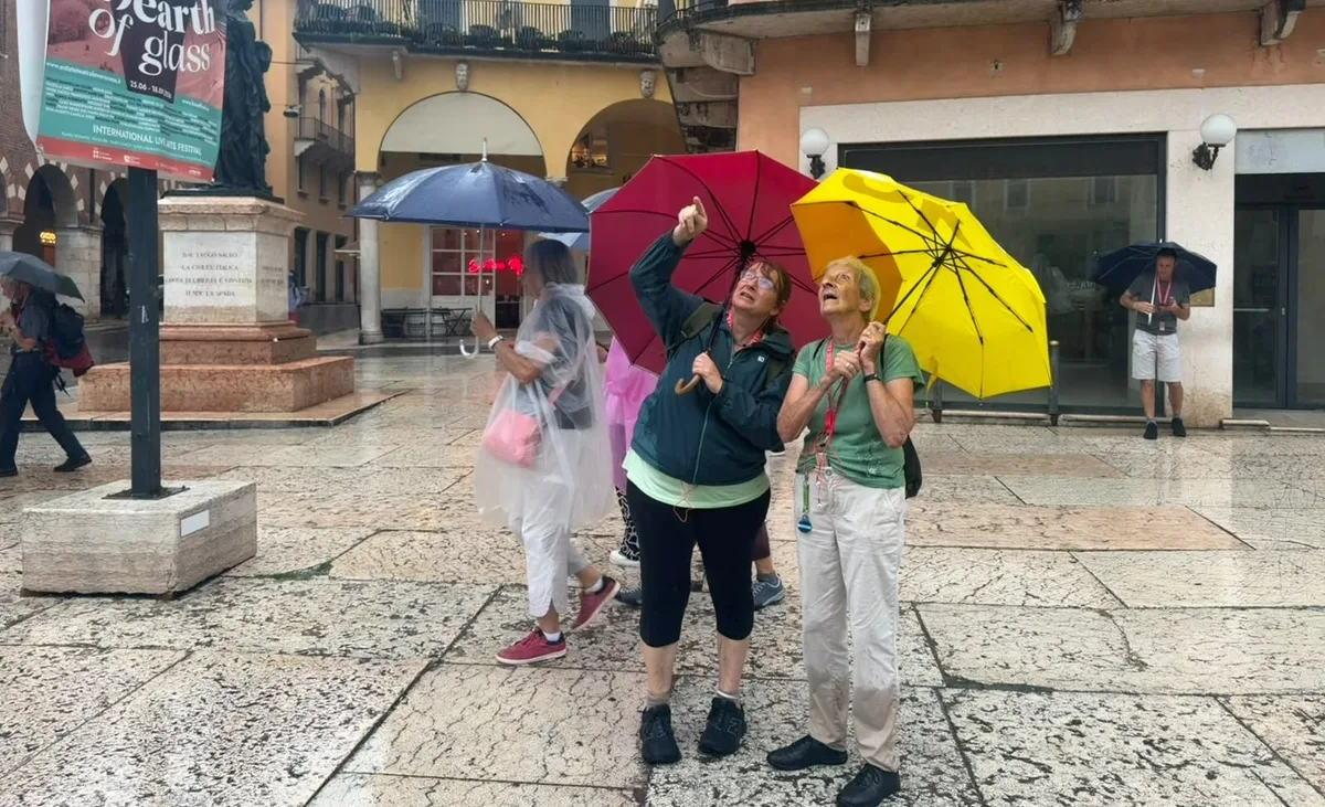 Trotz nassen Füssen und grossen Schirmen sind die Teilnehmerinnen und Teilnehmer fasziniert von den alten Gebäuden, stattlichen Sattuen und der atemberaubenden Architektur. Aufnahmen der Lesereise nach Verona im August 2026.