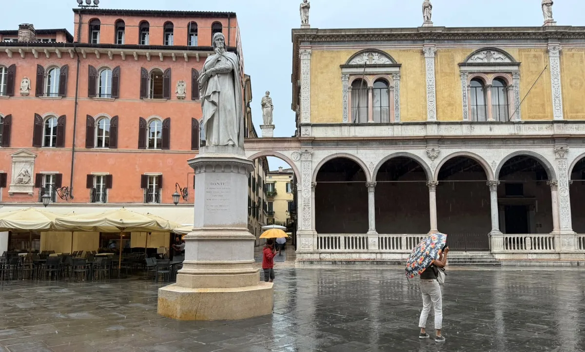 Dante blickt auf der Piazza dei Signori über Verona. Der Dichter verbrachte während seines Exils mehrere Jahre bei den Scaligeri – heute steht seine Statue mitten auf dem Platz, der auch «Piazza Dante» genannt wird. Aufnahmen der Lesereise nach Verona im August 2026.