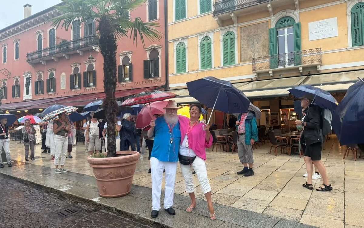21054560-5 Reisebegleiter Werner Bärtschi und Teilnehmerin Gisela Burri sind trotz nassem Wetter bester Laune und freuen sich auf die Erlebnisse in Verona.