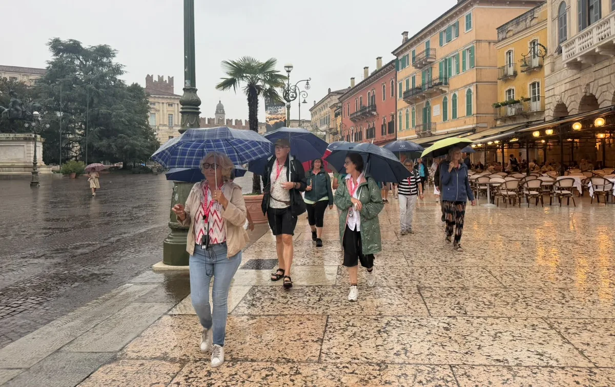 Nach einer entspannten ersten Nacht geht es auf Entdeckungsreise durch Verona. Während einer zweistündigen Führung erzählt Susanna (ganz vorne) von der Stadt und ihrer Geschichte. Aufnahmen der Lesereise nach Verona im August 2026.
