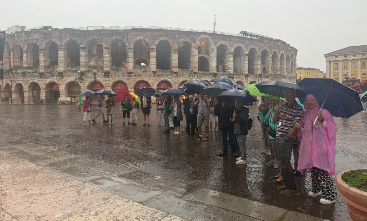 Gut ausgerüstet geht es vorbei an der Arena, wo die Reisegruppe am selben Abend hoffentlich die Oper Turandot bestaunen darf. Aufnahmen der Lesereise nach Verona im August 2026.