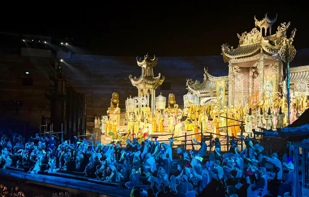 Während der Oper «Turandot» stehen teils Hunderte Sängerinnen und Sänger sowie Statisten auf der Bühne. Impressionen der Musikreise nach Verona im August 2026