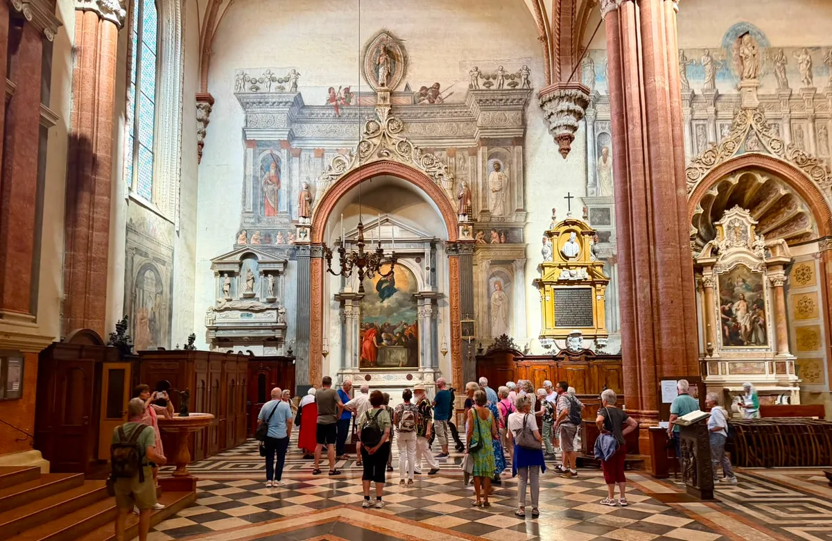 Im Dom erzählt Reiseführer Luca von der jahrhundertealten Architektur, den Malereien und Fresken. Impressionen der Musikreise nach Verona im August 2026