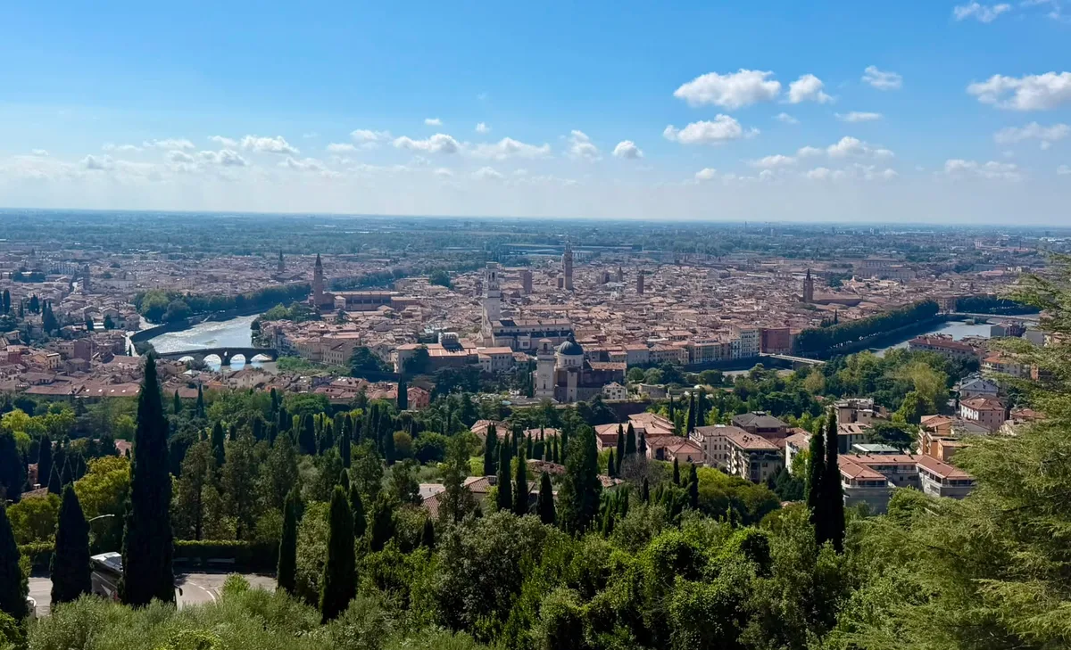 Am Samstag spielt das Wetter glücklicherweise mit – und erlaubt einen unvergesslichen Blick über Verona. Impressionen der Musikreise nach Verona im August 2026