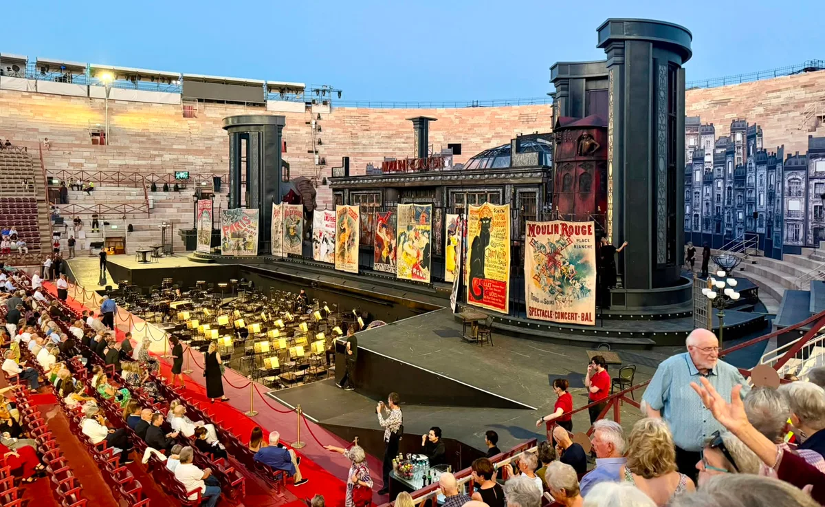 Währen es eindunkelt beginnen die Musikerinnen und Musiker ihre Instrumente zu stimmen, während die Gäste gespannt die Kulisse bestaunen. Impressionen der Musikreise nach Verona im August 2026