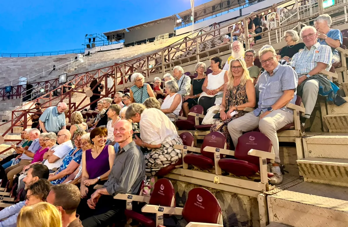 Die Teilnehmerinnen und Teilnehmer der Leserreise freuen sich auf den zweiten und letzten Opernabend. Impressionen der Musikreise nach Verona im August 2026