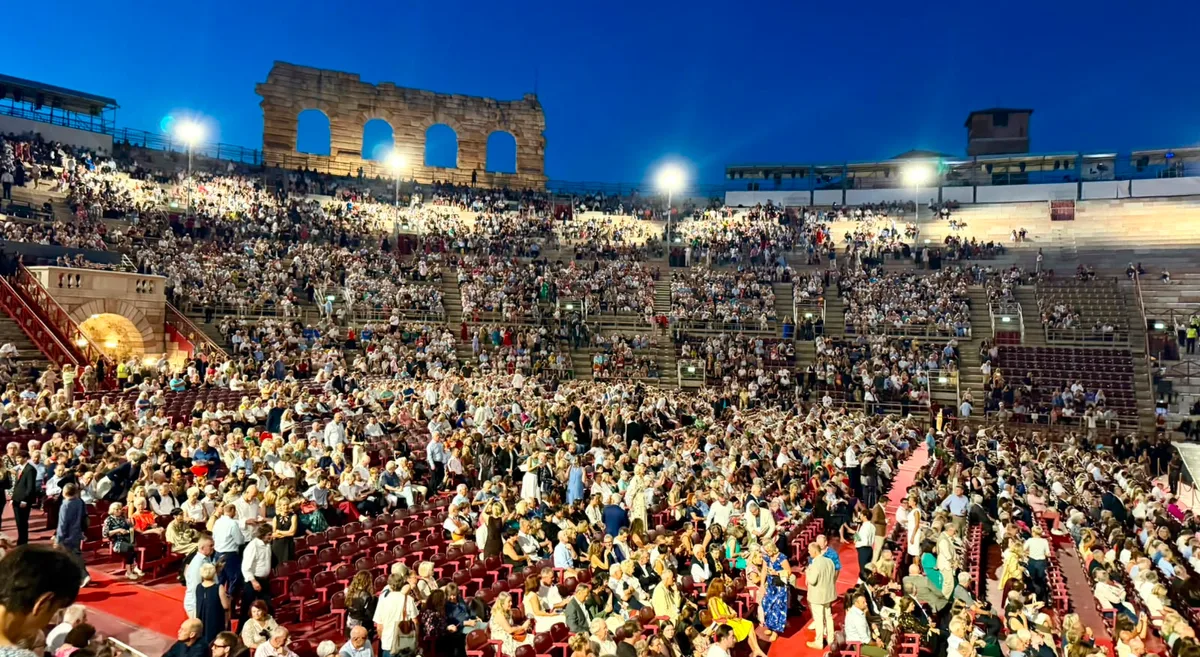 Rund 10’000 Zuschauerinnen und Zuschauer finden an einem Opernabend in der Arena Platz. «La Traviata» ist jedoch nicht ausverkauft. Impressionen der Musikreise nach Verona im August 2026