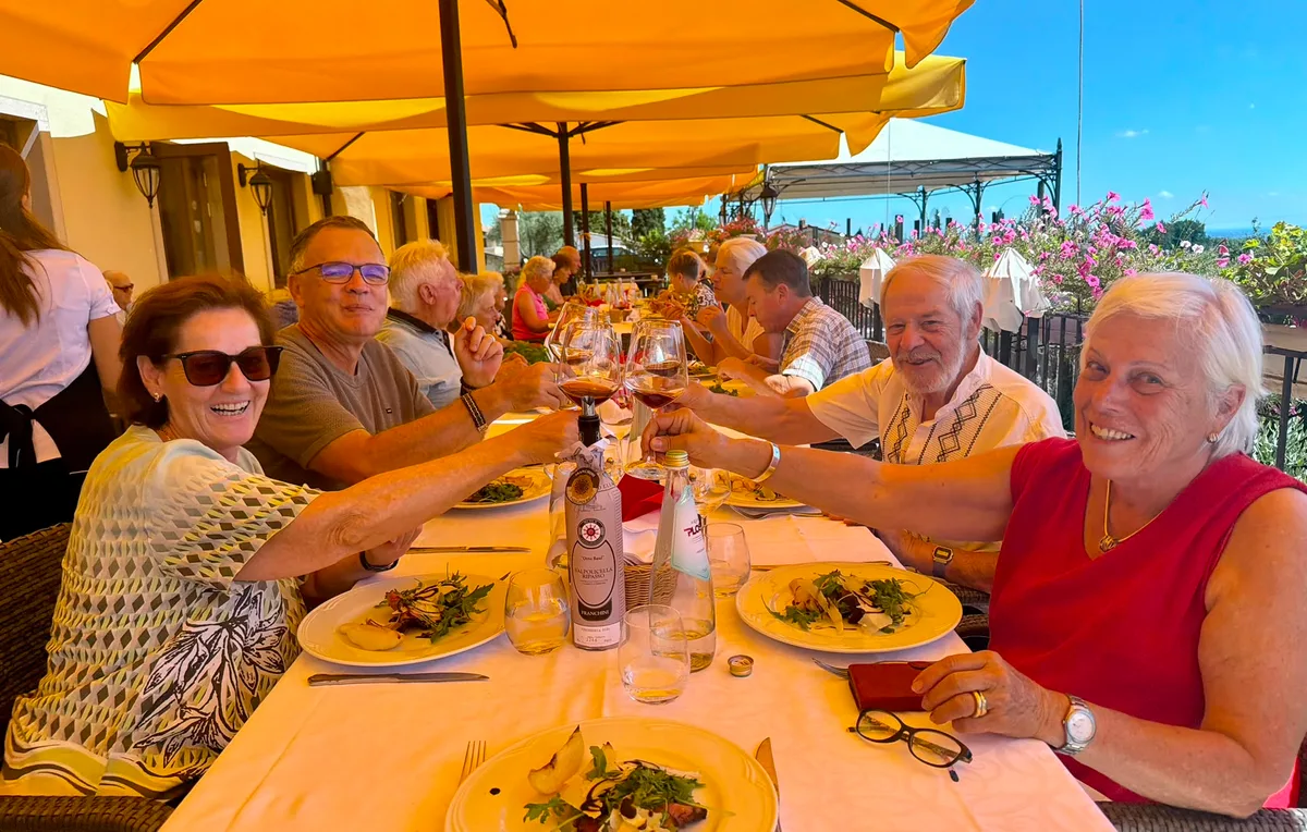 Ein feines Mittagessen als optimale Grundlage für einen langen Opernabend: Die Teilnehmerinnen und Teilnehmer sind zufrieden. vier Personen die anstossen.