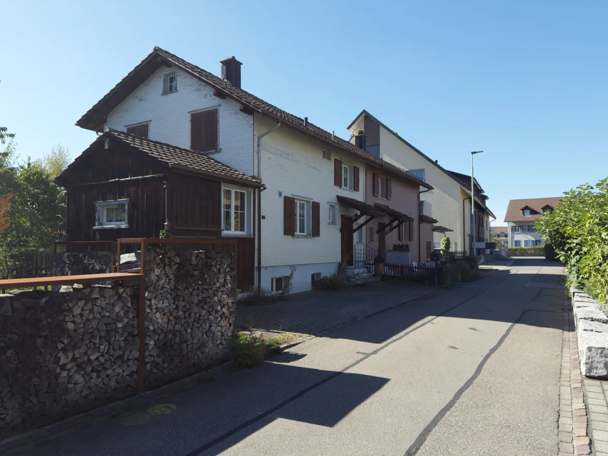 Das zwangsversteigerte Haus steht in einer ruhigen Quartierstrasse unweit des Römerkastells.