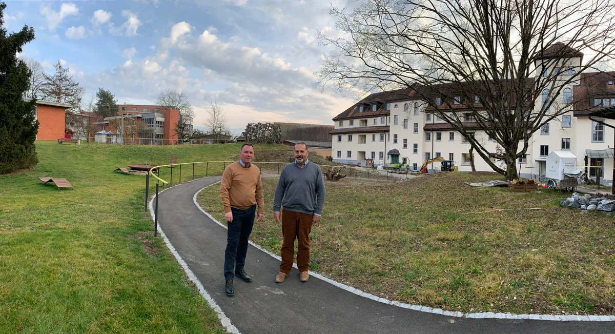 Wechsel des CEO im Wagerenhof Uster von Andreas Dürst (im grauen Pulli) zu Luk De Crom (beiger Pulli); Ansichten des Wagerenhofs am 22.2.2023 mit Altbau, der saniert wird, und zwei 2021 bezogenen Neubauten