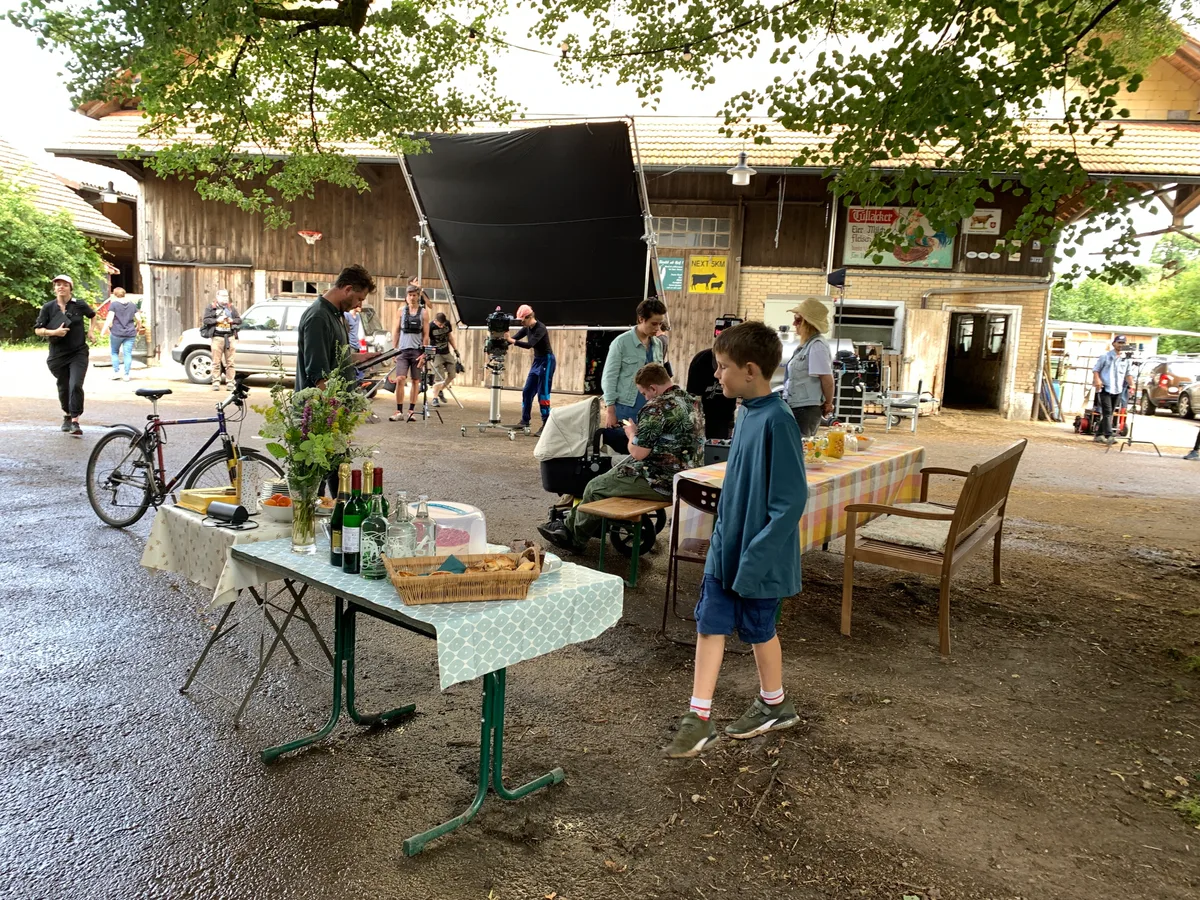 Auf dem Hof von Christoph Steiner (Mann mit Dächlikappe, mal auf Traktor, mal im Set) in Niederuster wird die Drama-Serie Neumatt gedreht, die auf SRF und Netflix ausgestrahlt wird; Aufnahmen am  22.6.22 bei Dreharbeiten für die zweite Staffel