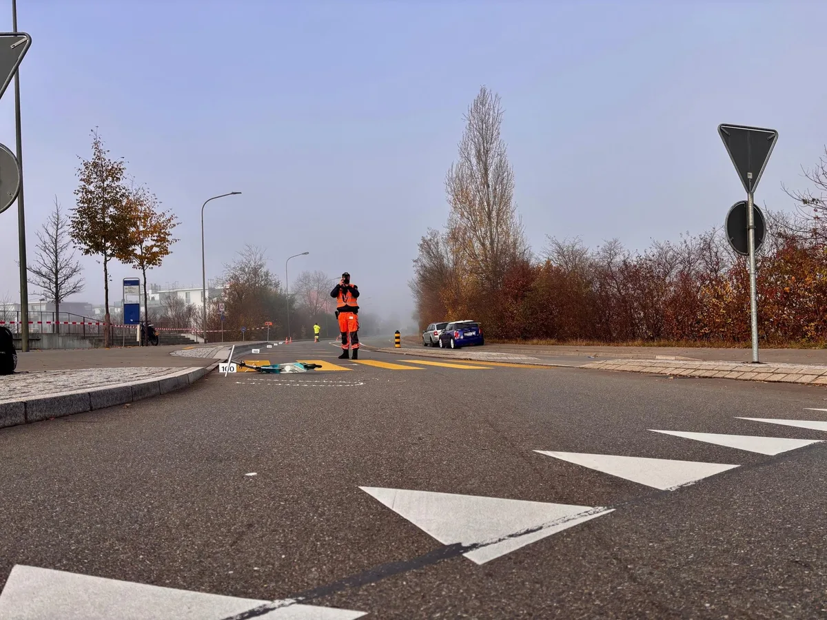Am Mittwochmorgen kollidierte ein Junge mit einem Lastwagen, als er auf dem Weg zum Kindergarten war. Am Mittwochmorgen kollidierte ein Junge mit einem Lastwagen, als er auf dem Weg zum Kindergarten war.