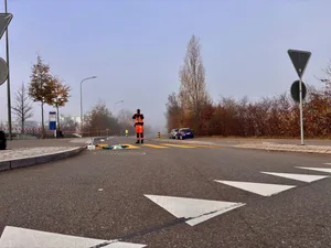 Am Mittwochmorgen kollidierte ein Junge mit einem Lastwagen, als er auf dem Weg zum Kindergarten war. Am Mittwochmorgen kollidierte ein Junge mit einem Lastwagen, als er auf dem Weg zum Kindergarten war.