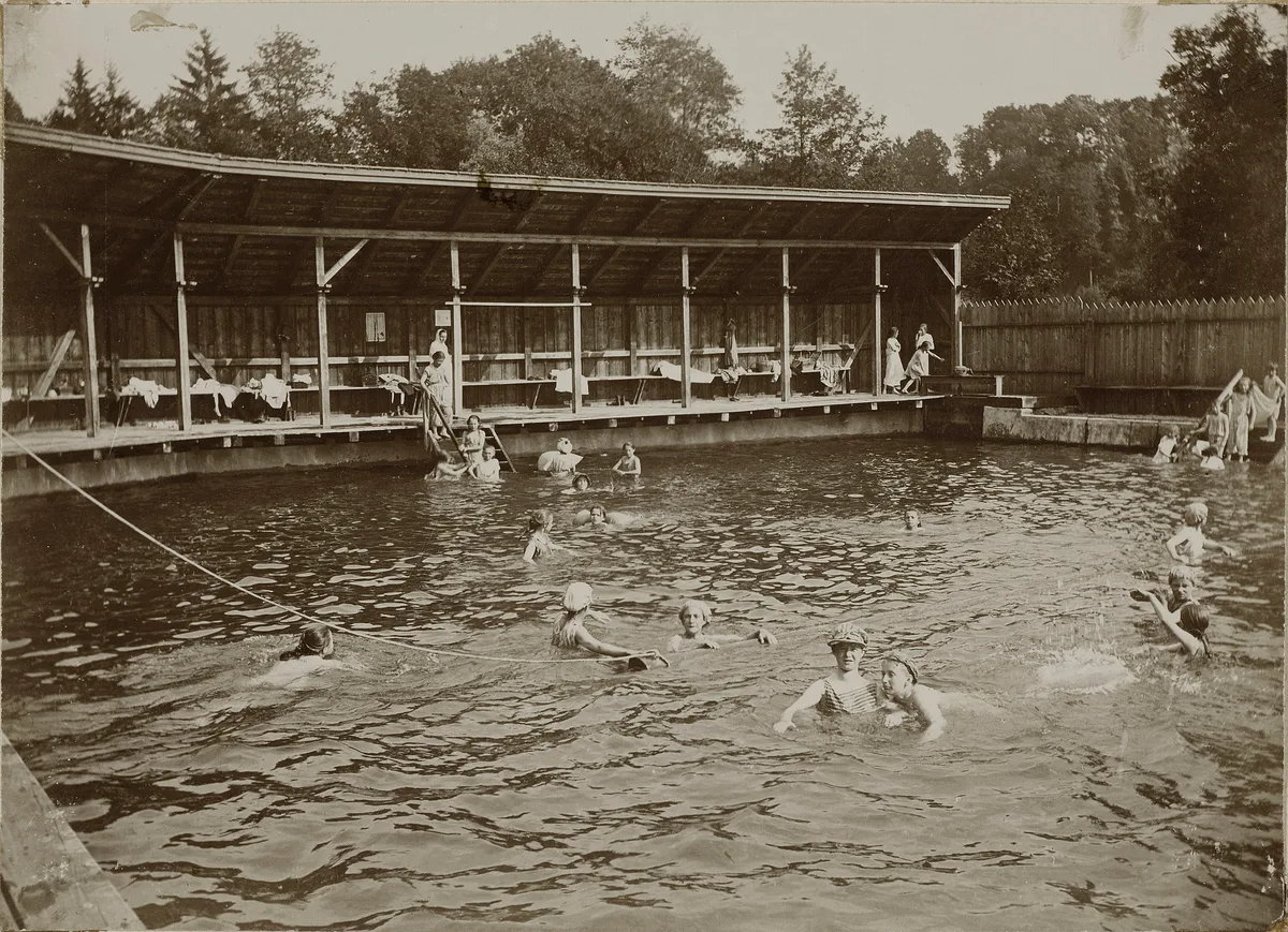 Abkühlen im Aabachwasser: Die Dorfbadi an der Florastrasse auf einer Aufnahme von zirka 1893/94.