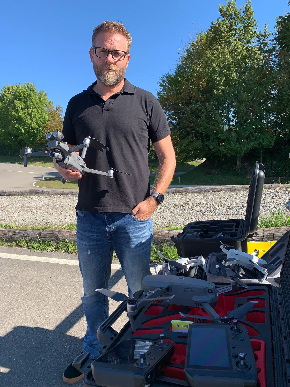 Drohneninstruktor Marc Rief zeigt einen Teil seiner Ausrüstung.