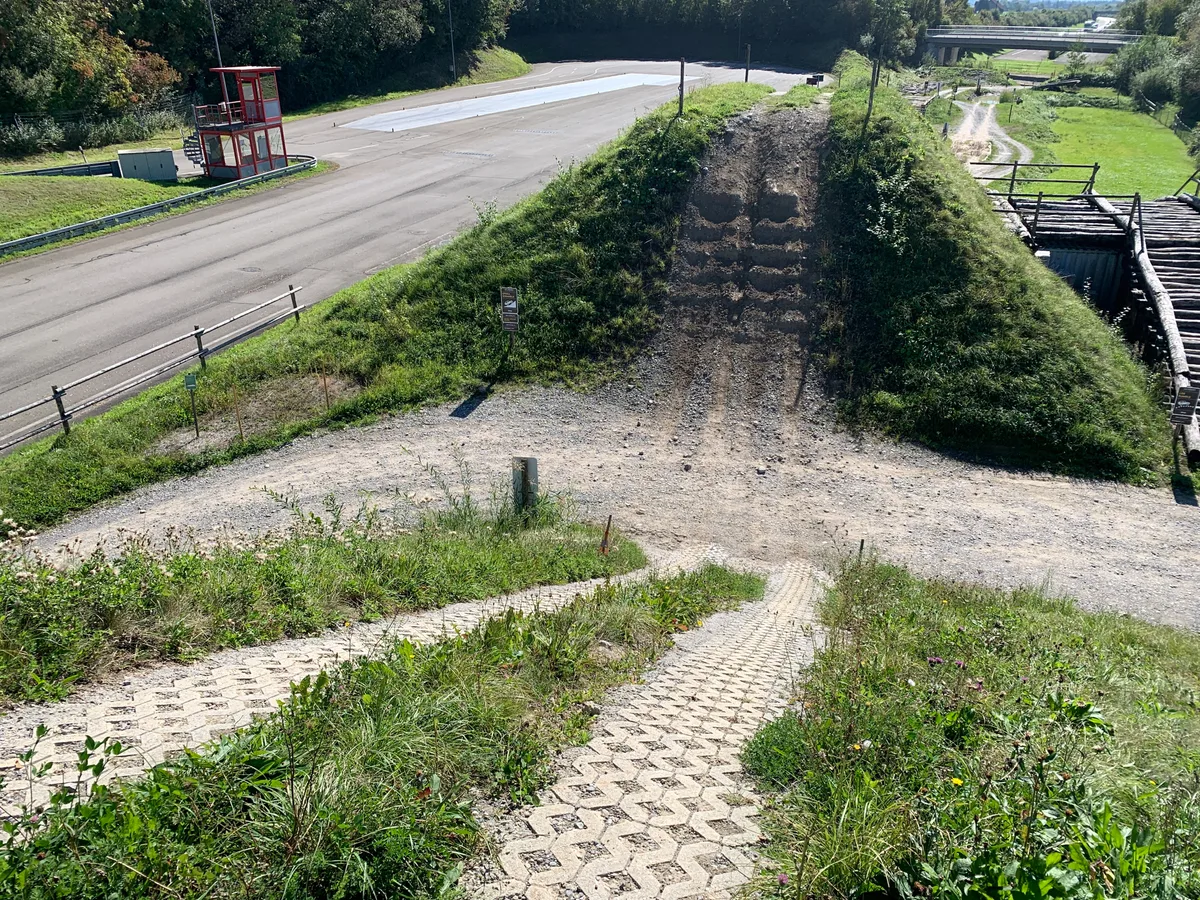 Fahrparcours über steile Hügel. 