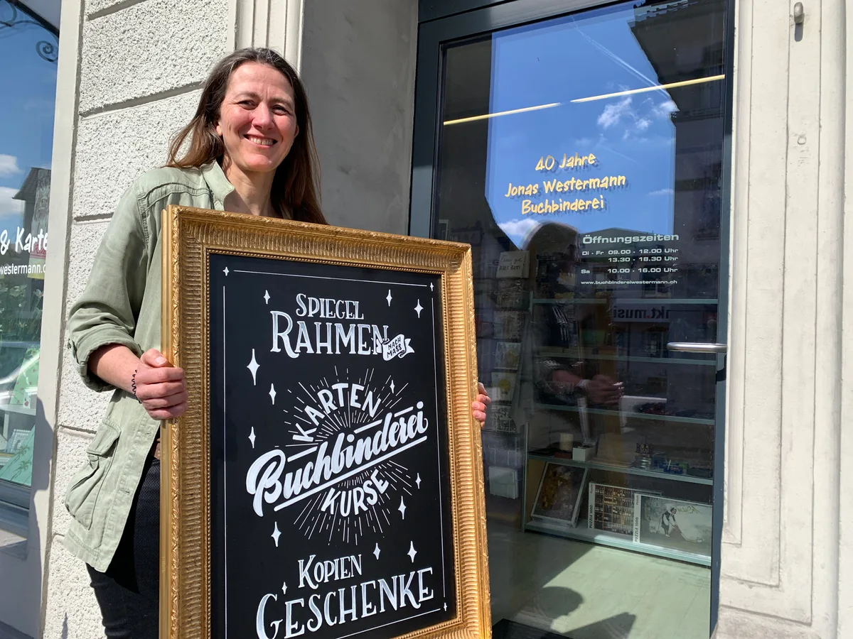 Ines Copas (Dame mit grünem Jäckchen) übernimmt per 1. April 2023 die Buchbinderei Westermann an der Bahnhofstrasse 51 in Wetzikon von Jonas und Karin Westermann