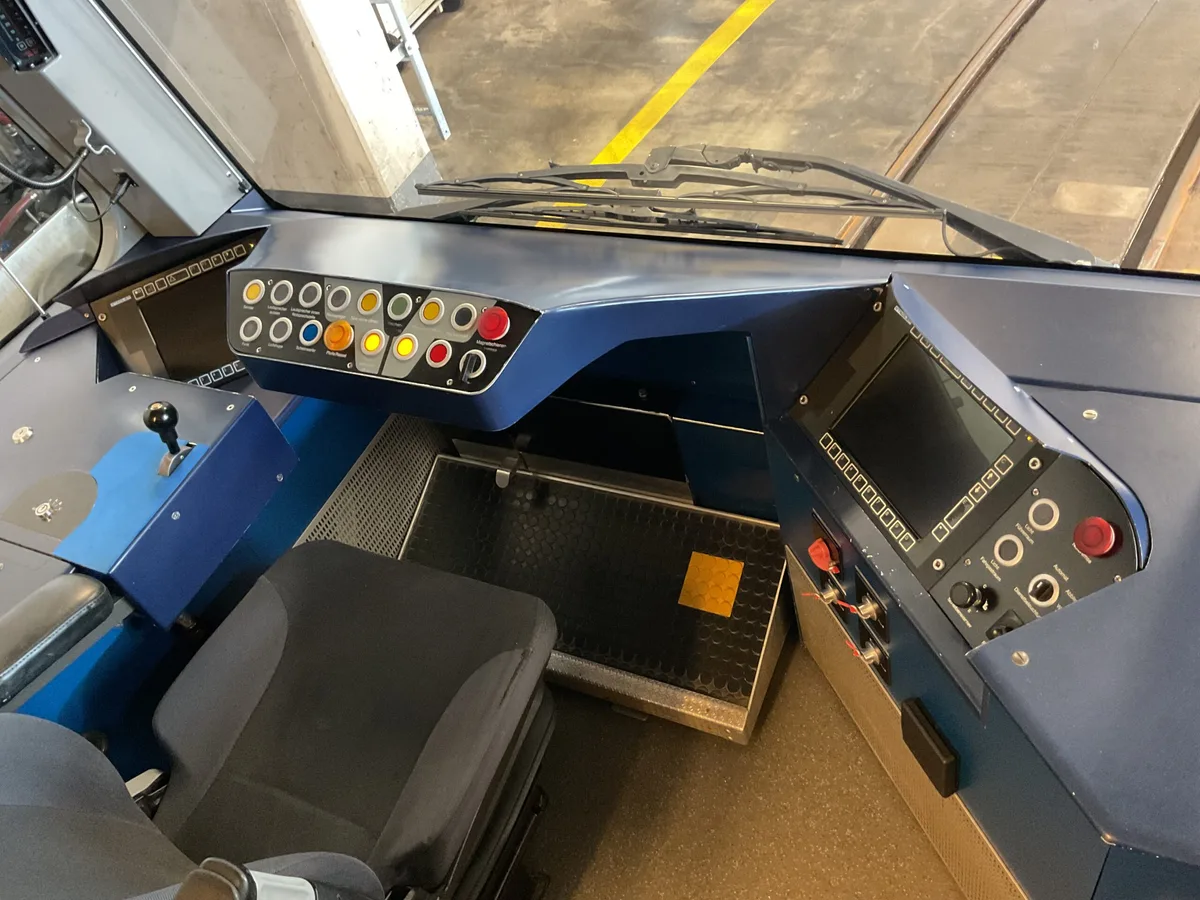 Auch die veraltete Fahrerkabine muss weichen. Die Forchbahn von innen.