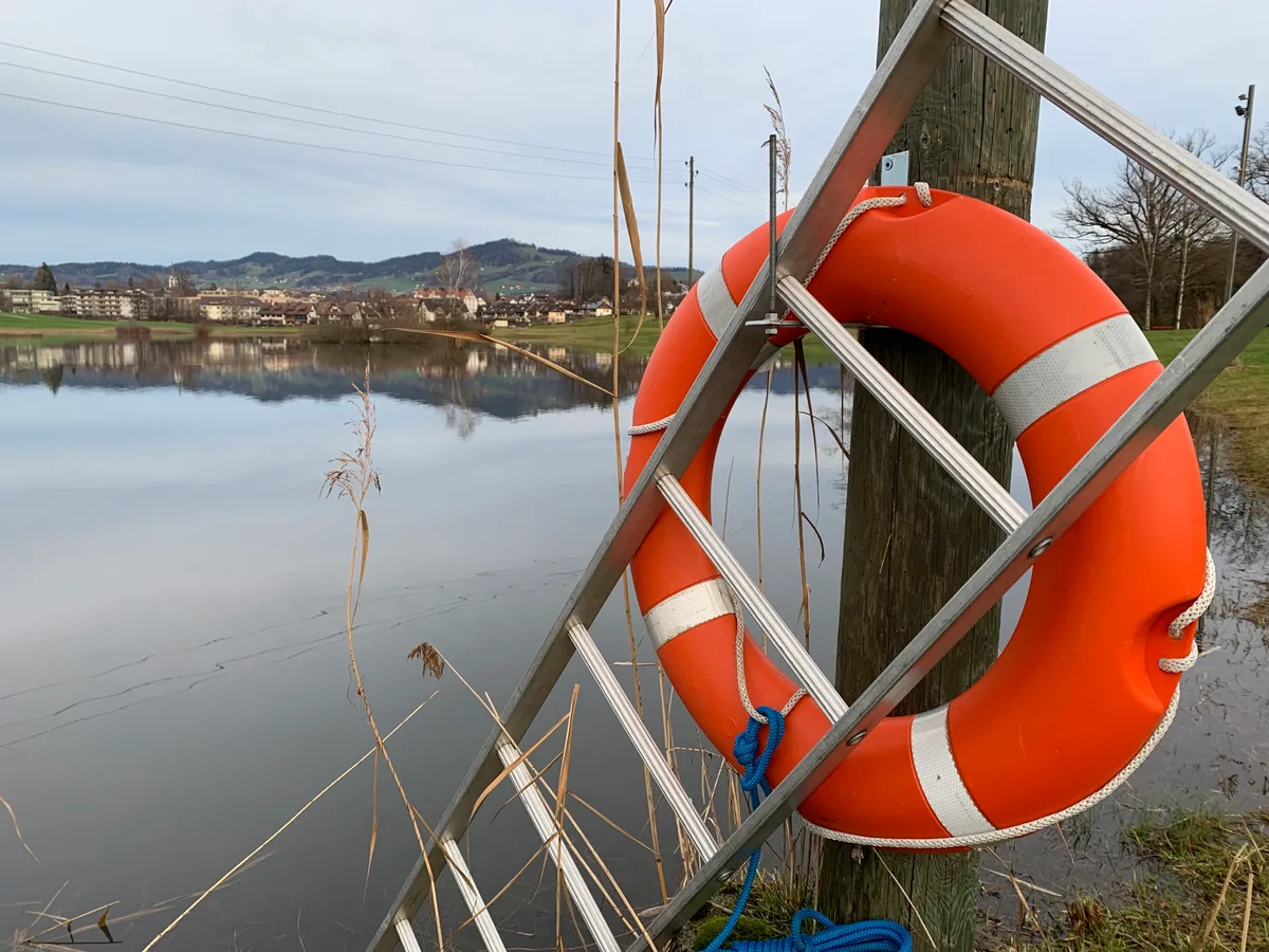 Das Hüsliriet bei Bubikon ist am 31.12.2022 völlig geflutet. Bubikon liegt nun an einem See. Statt Eis hat es im Winter hier nur Wasser.