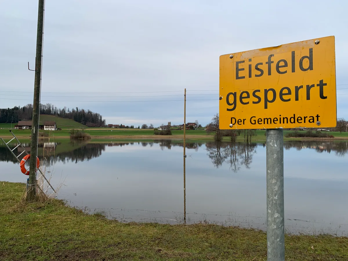 Das Hüsliriet bei Bubikon ist am 31.12.2022 völlig geflutet. Bubikon liegt nun an einem See. Statt Eis hat es im Winter hier nur Wasser.