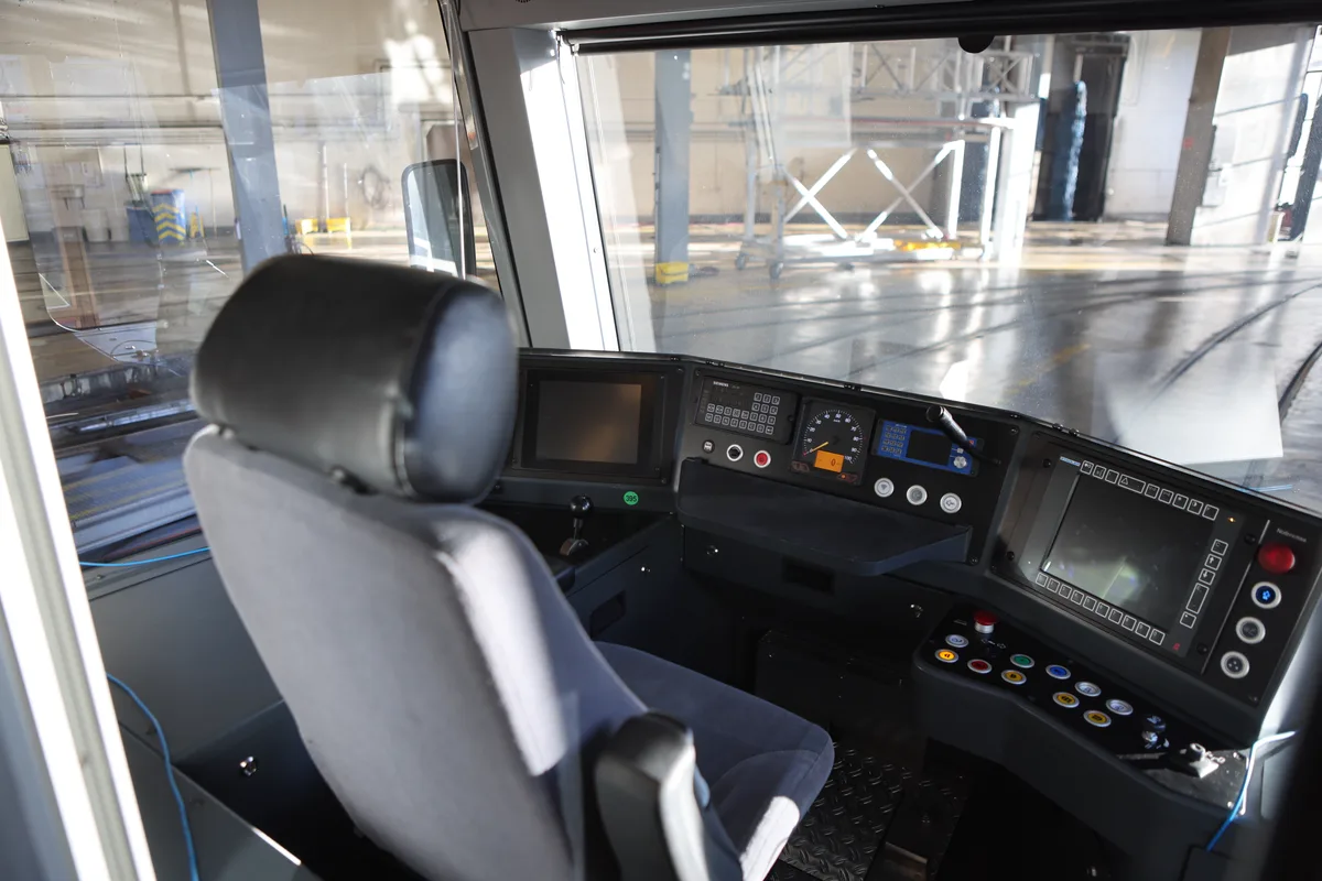 Auch die Lokführer können sich über eine überholte Fahrerkabine freuen. Die Forchbahn von innen.