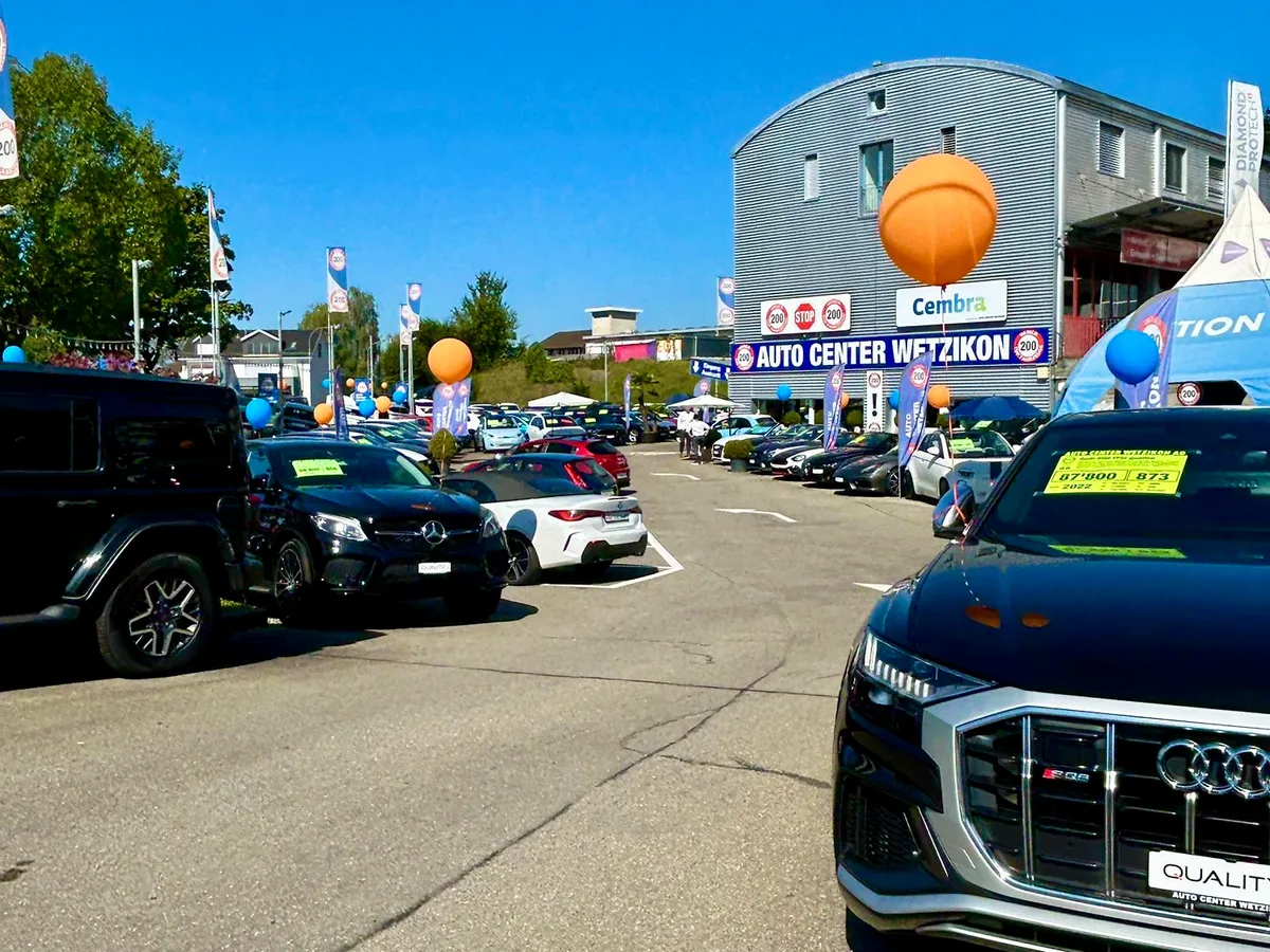Auf dem Bild sind Autos des Auto Center Wetzikon zu sehen.