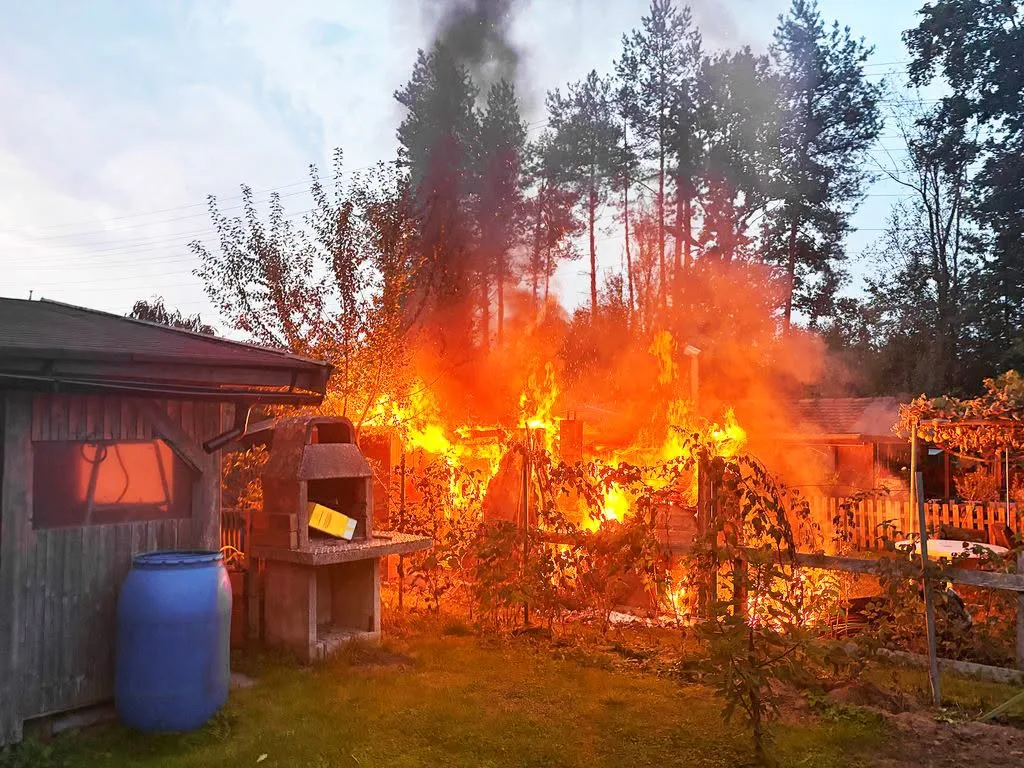 Als die Feuerwehr eintraf, stand das Gartenhäuschen bereits in Vollbrand. Als die Feuerwehr eintraf, stand das Gartenhäuschen bereits in Vollbrand.