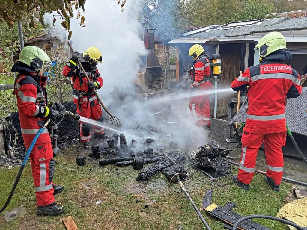 Verletzt wurde niemand. Feuerwehrleute löschen Brand.