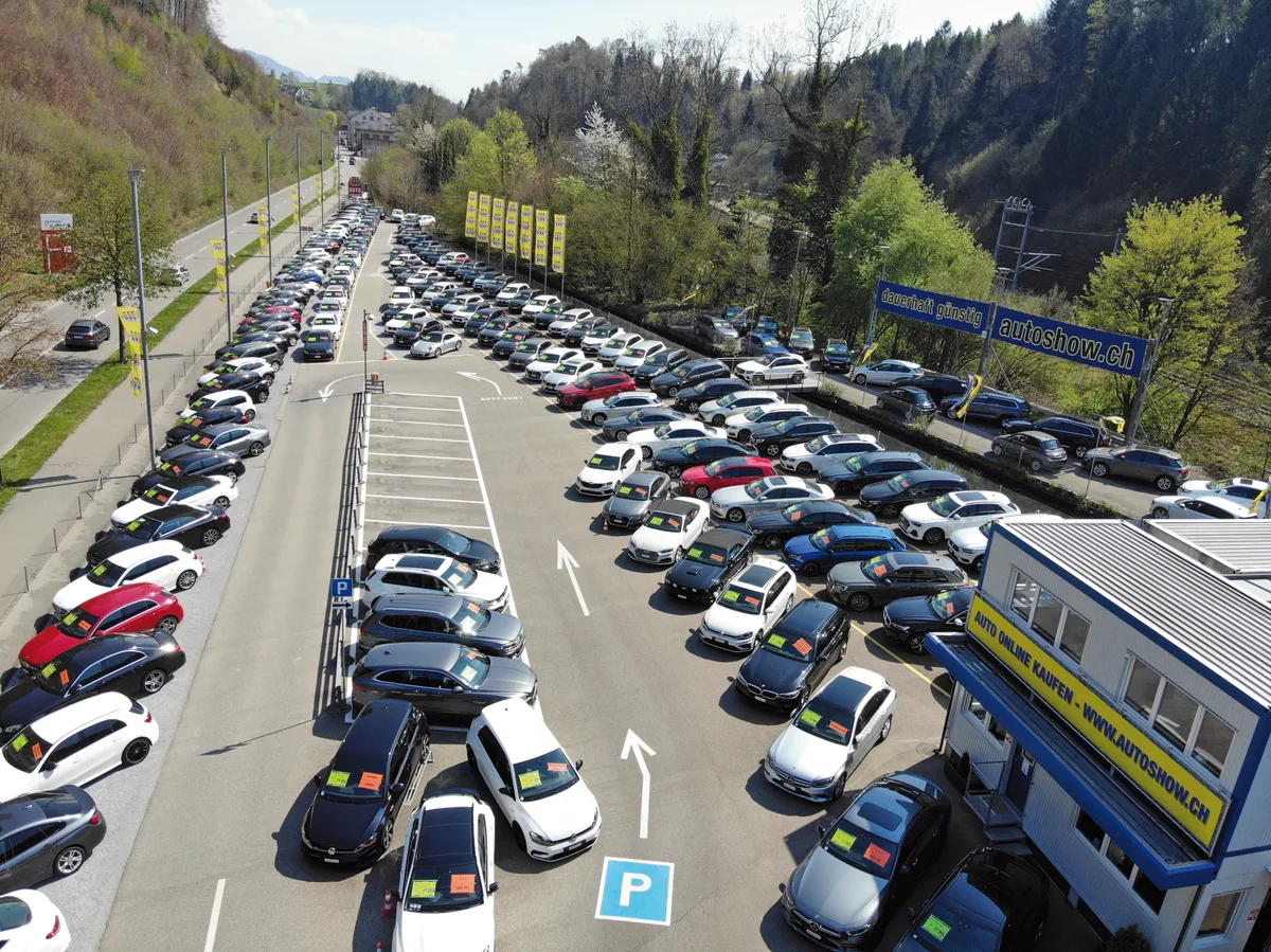 Blick auf das grosse Areal der Autoshow Aathal mit vielen Autos, die zum Verkauf stehen.