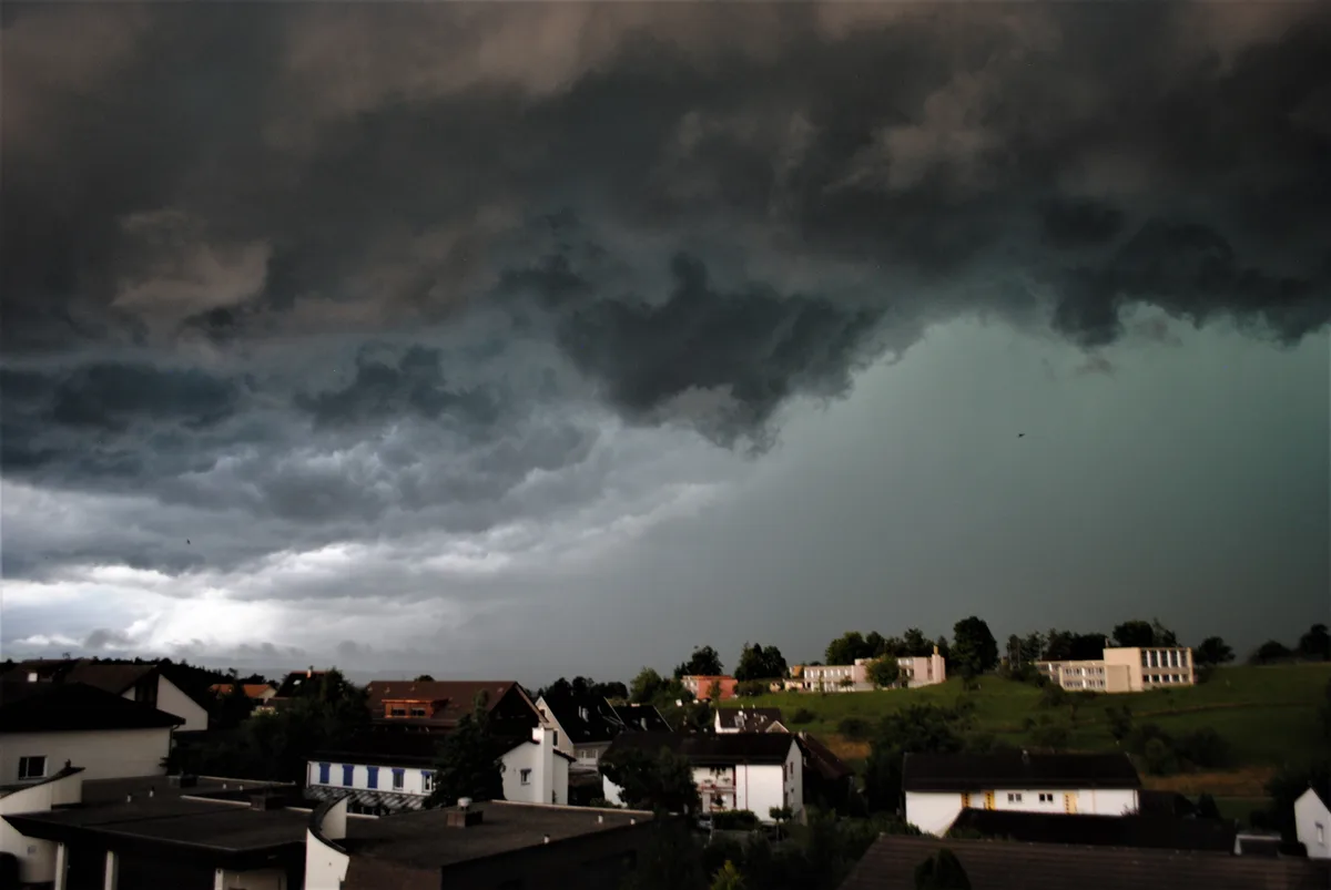 Dunkle Gewitterwolken ziehen vom Pfannenstiel herkommend Richtung Oberland – so könnte es am Freitag durchaus aussehen.