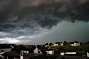 Dunkle Gewitterwolken ziehen vom Pfannenstiel herkommend Richtung Oberland – so könnte es am Freitag durchaus aussehen. Dunkle Gewitterwolken ziehen vom Pfannenstiel herkommend Richtung Oberland – so könnte es am Freitag durchaus aussehen.