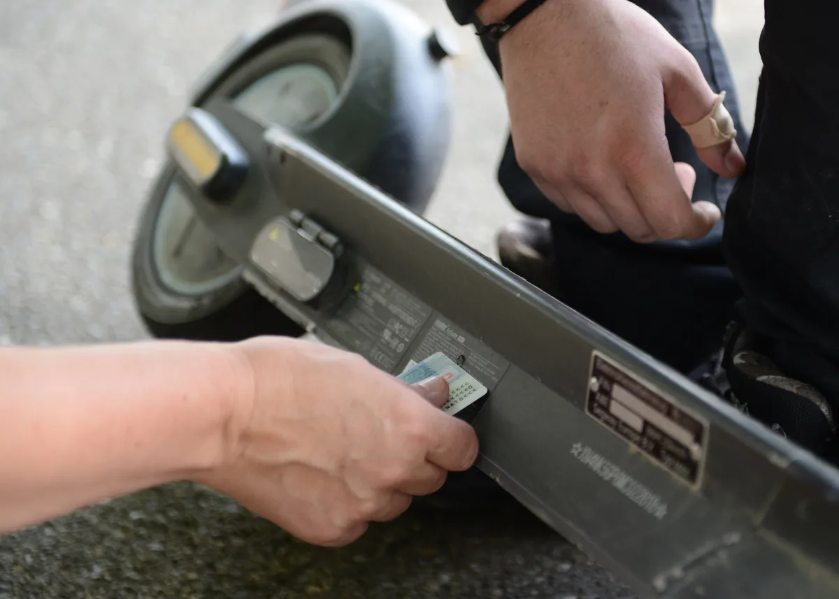 Kontrolle von Fahrzeugtypenschild bei E-Trotti