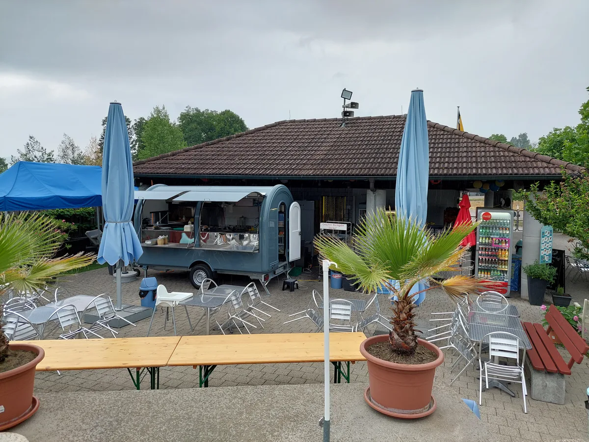Foodtruck als Kioskersatz: Die Betreiber des Schwimmbads Tannenberg in Gossau liessen sich etwas einfallen. Foodtruck als Kioskersatz: Die Betreiber des Schwimmbads Tannenberg in Gossau liessen sich etwas einfallen.