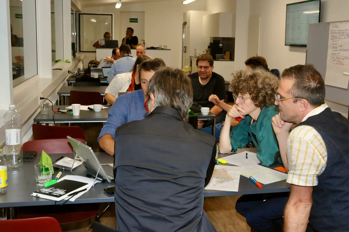 Kreative Köpfe ergänzen sich in interdisziplinären Teams mit ihrem Fachwissen und ihren Ideen. Kreative Köpfe ergänzen sich in interdisziplinären Teams mit ihrem Fachwissen und ihren Ideen.