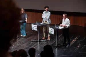 21746403-12 Jungpolitiker Podium