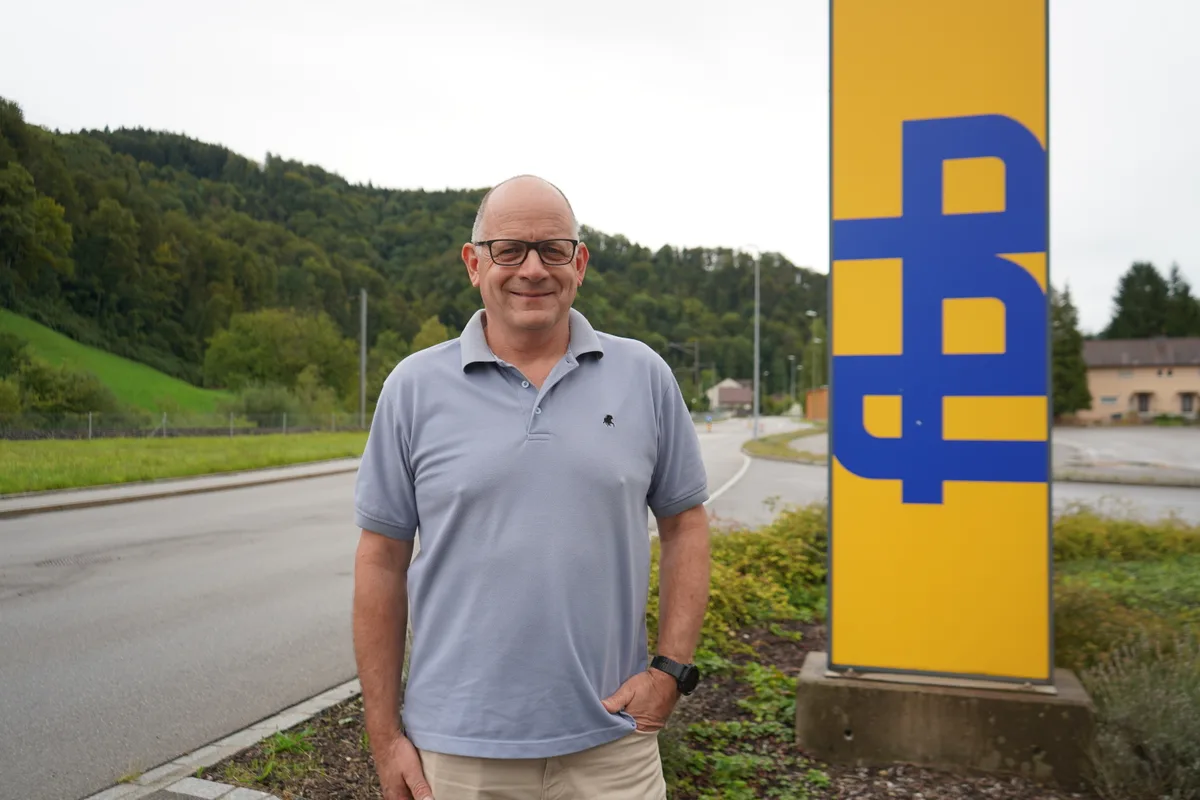 Martin Ruff, Kies AG steht vor dem FBB Logo