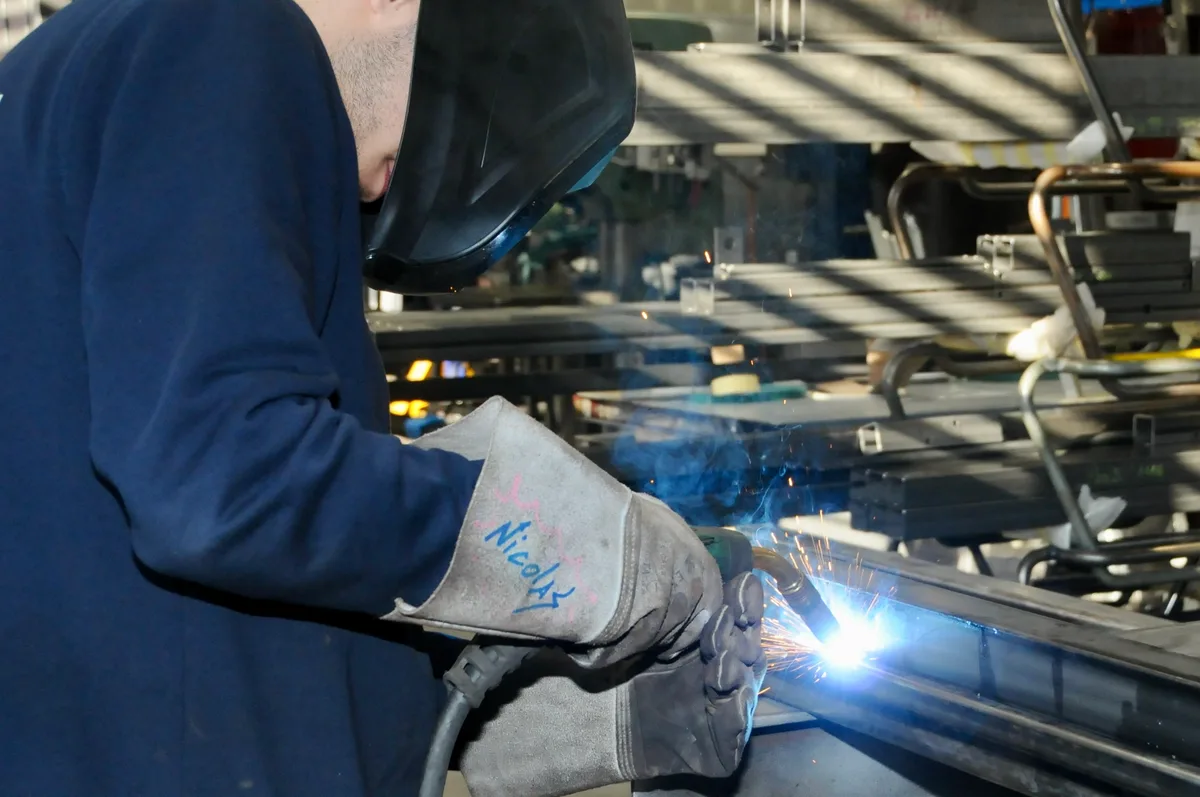 In grossen Metallbaufirmen legen Mitarbeitende eine Schweissprüfung ab.