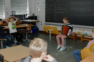 Musikalische und kreative Präsentationen an der Schule Wolfhausen. Musikalische und kreative Präsentationen an der Schule Wolfhausen.