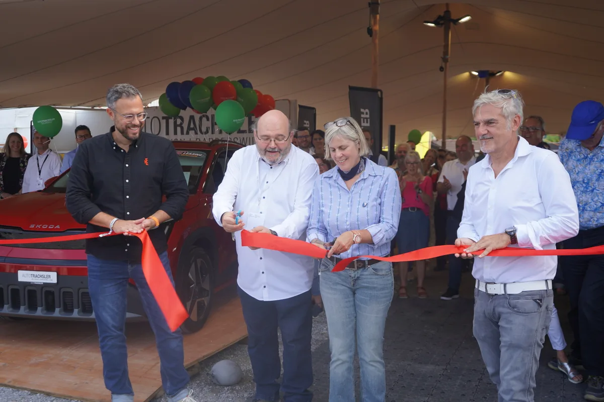 Stadtpräsident Pascal Bassu (SP) und SVP-Kantonsratspräsidentin Romaine Rogenmoser (beide mittig) eröffnen die Messe für die Besucher.