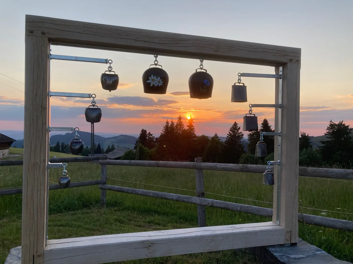Glockenspiel an einem der zehn Posten: Der Erlebnisweg «Landwirtschaft-verbindet.ch» will neben Information auch Spass und Bewegung vermitteln.