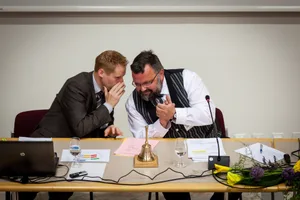 24343630-3 erste Parlamentssizung wetzikon. Mann mit Bart: Stefan Kaufmann, erster Ratspräsident.