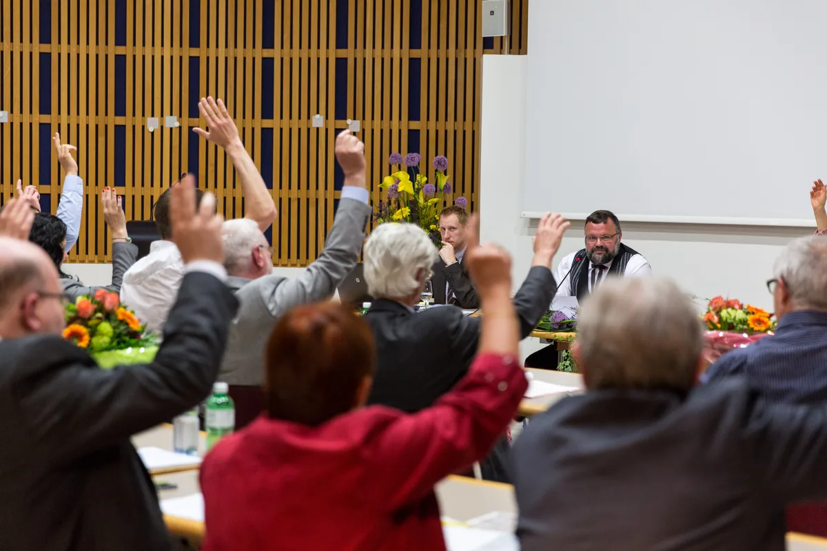 24088058-1 erste Parlamentssizung wetzikon. Mann mit Bart: Stefan Kaufmann, erster Ratspräsident.
