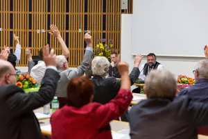 24088058-1 erste Parlamentssizung wetzikon. Mann mit Bart: Stefan Kaufmann, erster Ratspräsident.