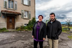 Barbara Schnyder (links) mit Ernst Suter vor seinem Haus in Dürnten Barbara Schnyder (links) mit Ernst Suter vor seinem Haus in Dürnten