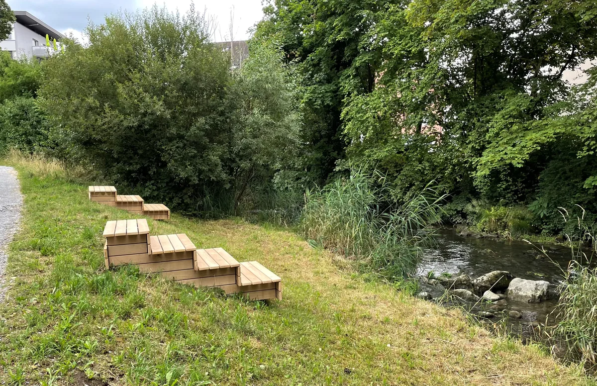 12802463-5 Aus heimischer Eiche: Treppenmodule am Wildbach im Chratz.