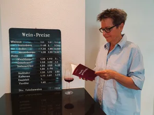 24683095-5 Ein Buch in weinrot: Anders hätte das Erstlingswerk der ehemaligen Weinhändlerin Ruth Schürch wohl kaum aussehen können.