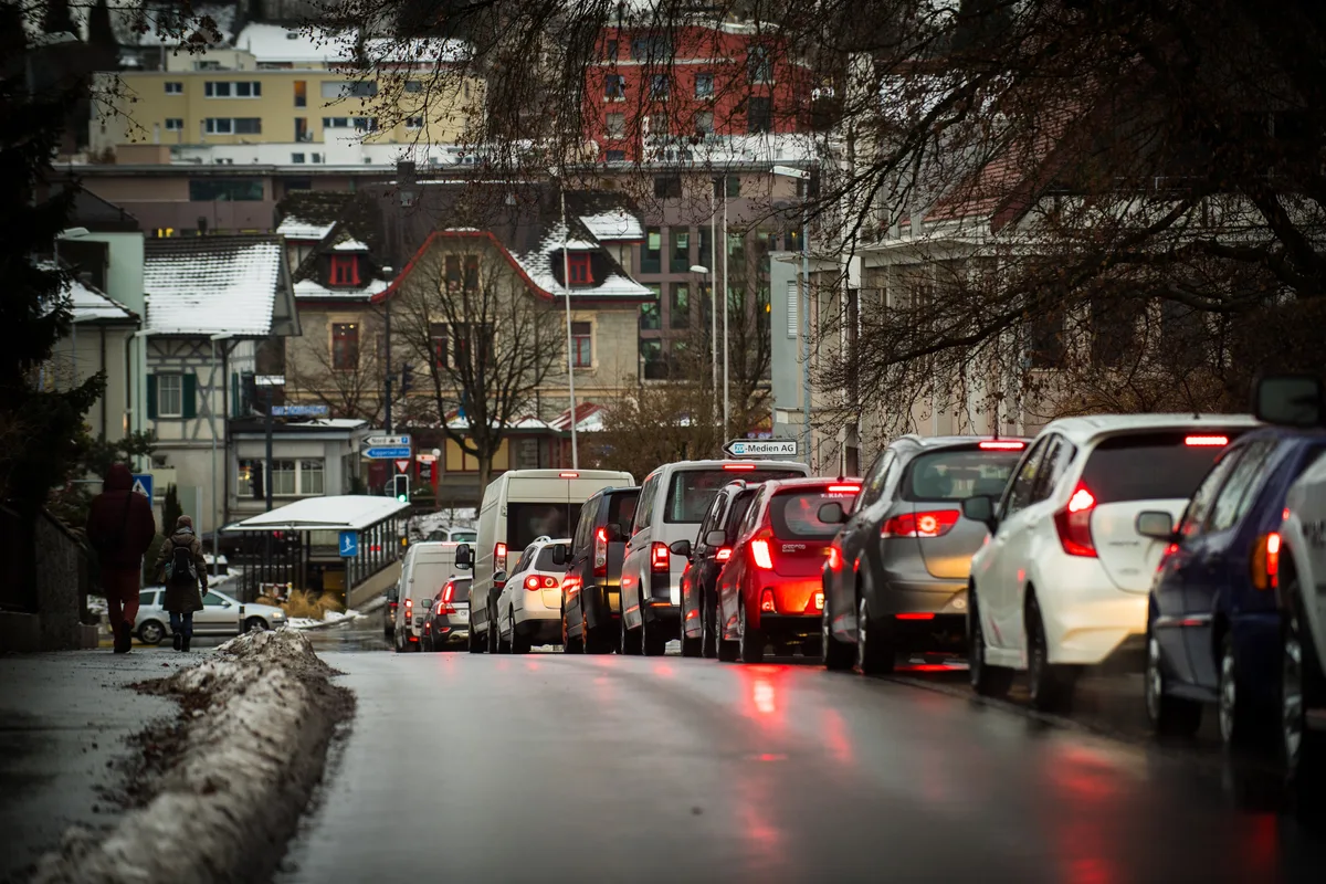 Wegen der gesperrten Usterstrasse kommt es in ganz Wetzikon zu Staus. Im Bild: Spitalstrasse in Blickrichtung Rapperswilerstrasse Wegen der gesperrten Usterstrasse kommt es in ganz Wetzikon zu Staus. Im Bild: Spitalstrasse in Blickrichtung Rapperswilerstrasse