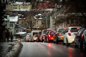 Wegen der gesperrten Usterstrasse kommt es in ganz Wetzikon zu Staus. Im Bild: Spitalstrasse in Blickrichtung Rapperswilerstrasse Wegen der gesperrten Usterstrasse kommt es in ganz Wetzikon zu Staus. Im Bild: Spitalstrasse in Blickrichtung Rapperswilerstrasse