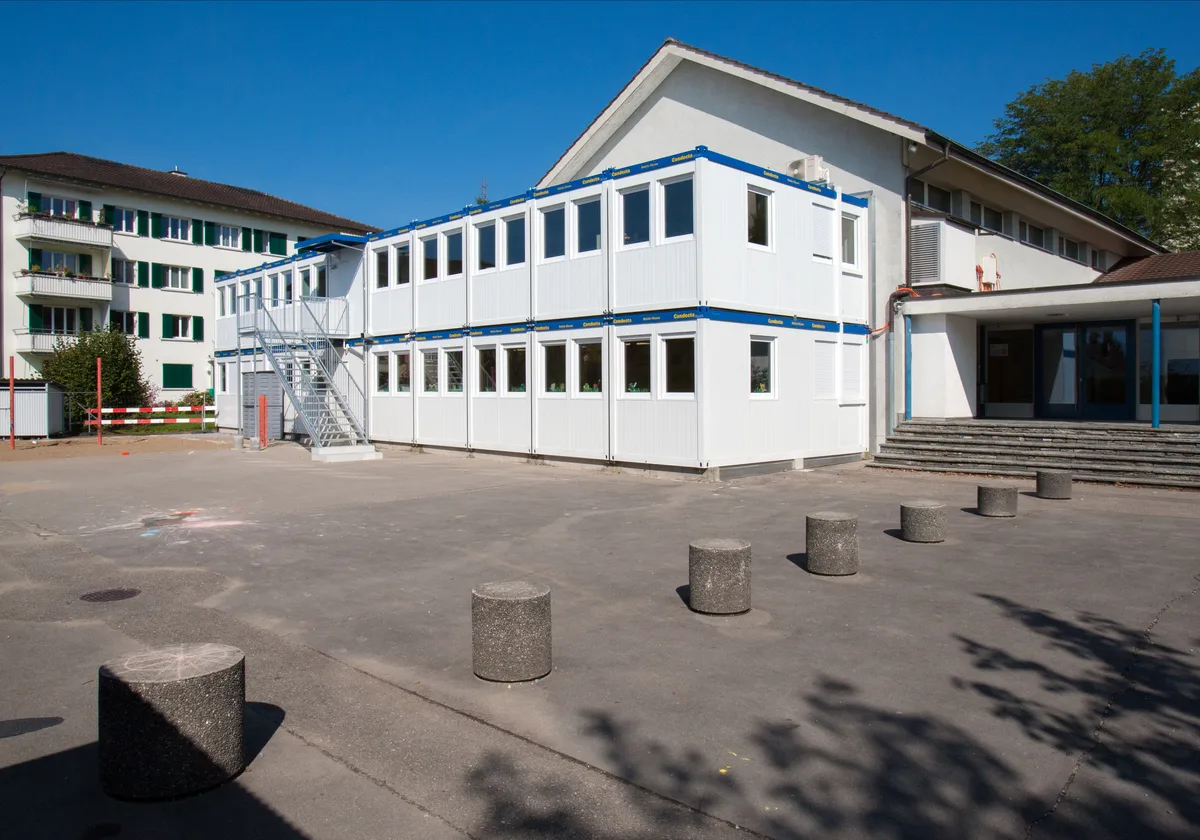 Schulcontainer beim Schulhaus Bogenacker in Tann.